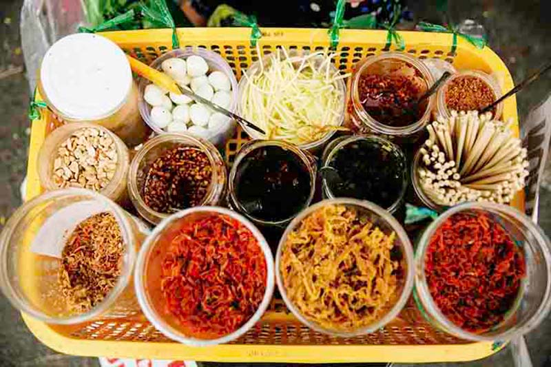 Nguyên liệu làm bánh tráng trộn đơn giản