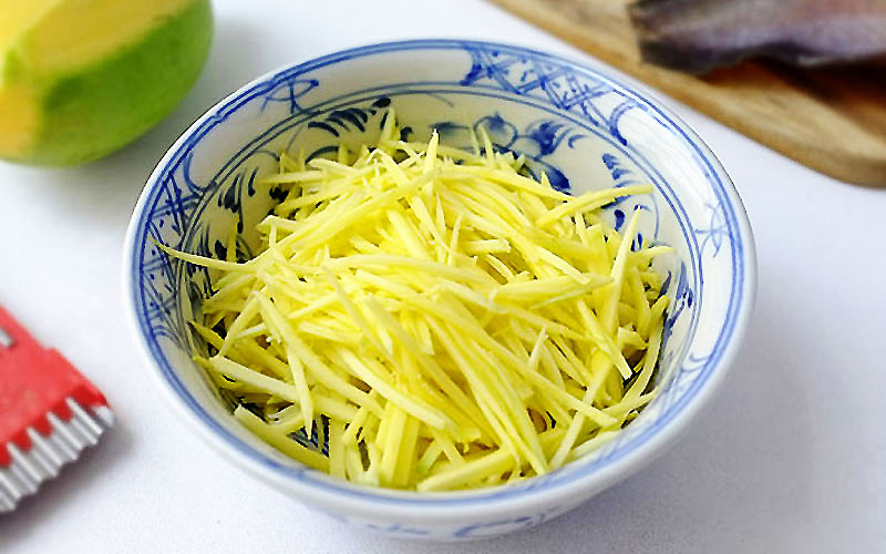 Nguyên liệu bánh tráng trộn xoài xanh thái sợi